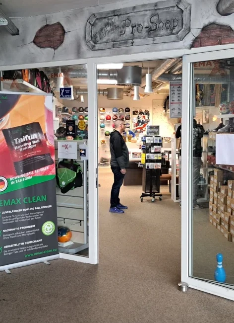 EMAX Pro Shop Eingang im Dream Bowl Palace Unterföhring